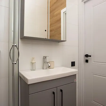 Apartmán Fully Equipped Flat, 10 Min Walk Away To Station, 2nd Floor