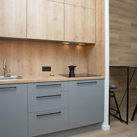 Fully Equipped Flat, 10 Min Walk Away To Central Station, 2nd Floor דירה ריגה