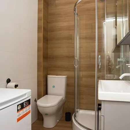 Fully Equipped Flat, 10 Min Walk Away To Central Station, 2nd Floor Apartment *