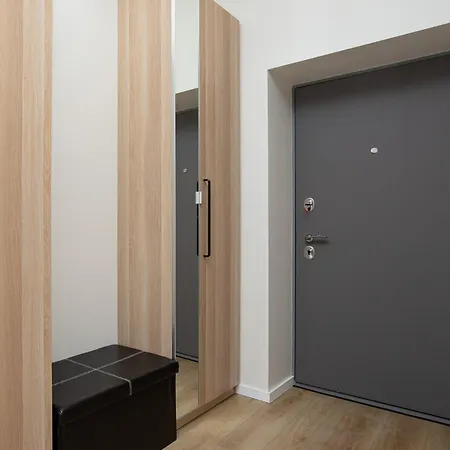 Fully Equipped Flat, 10 Min Walk Away To Central Station, 2nd Floor *