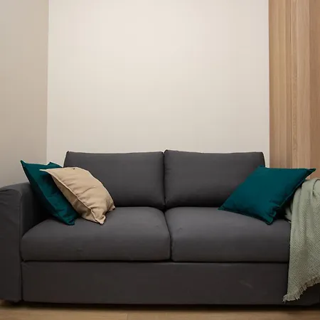 Fully Equipped Flat, 10 Min Walk Away To Central Station, 2nd Floor Apartment *
