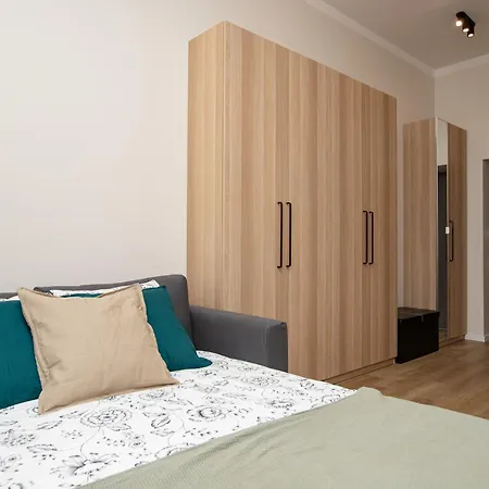 Fully Equipped Flat, 10 Min Walk Away To Station, 2nd Floor *