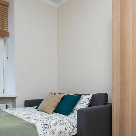 Fully Equipped Flat, 10 Min Walk Away To Central Station, 2nd Floor Apartment *