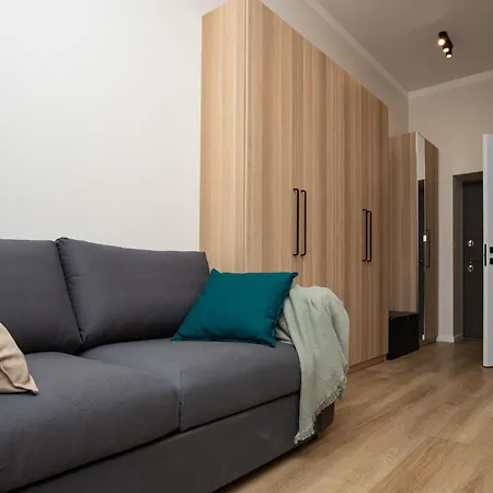 Fully Equipped Flat, 10 Min Walk Away To Central Station, 2nd Floor Apartment